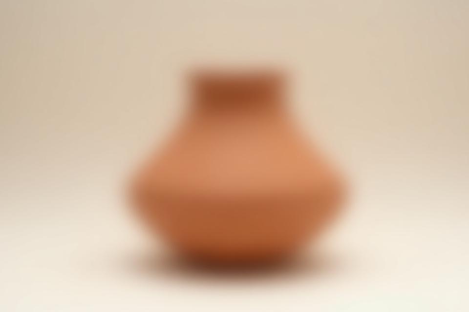 Modernes Keramikgefäß in Erdtönen